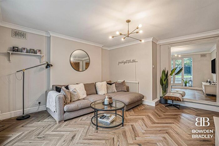 1 Bedroom Flat For Sale In High Road, Buckhurst Hill, IG9