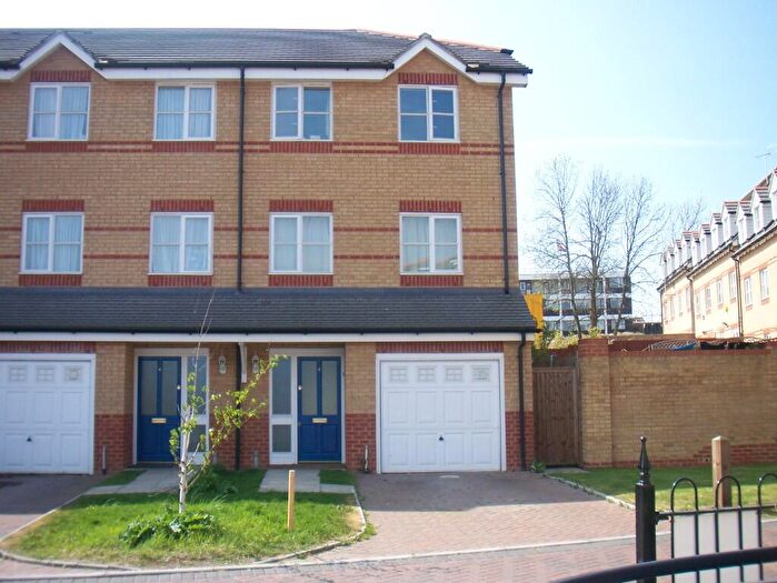 2 Bedroom Flat To Rent In Pickard Close, London, N14