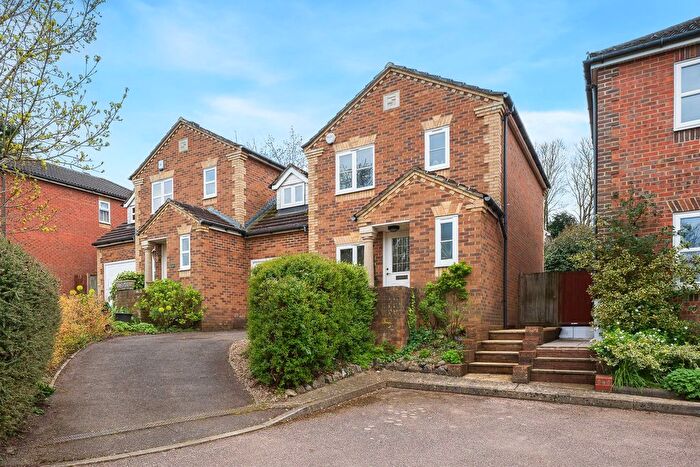 3 Bedroom Semi Detached House For Sale In Hollycroft Close, South Croydon, CR2