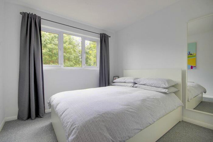 1 Bedroom Flat For Sale In Maltby Drive, Enfield, EN1