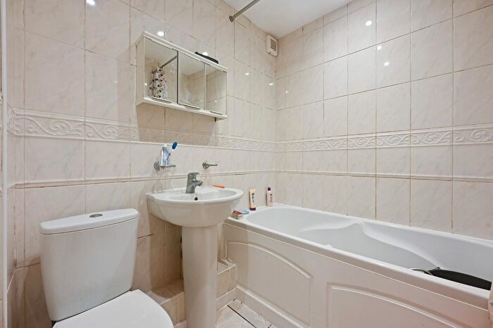 2 Bedroom Flat For Sale In Dominion Close, Hounslow, TW3