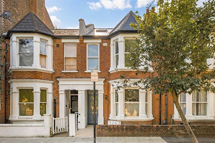 2 Bedroom Flat For Sale In Goodwin Road, Shepherd's Bush, W12