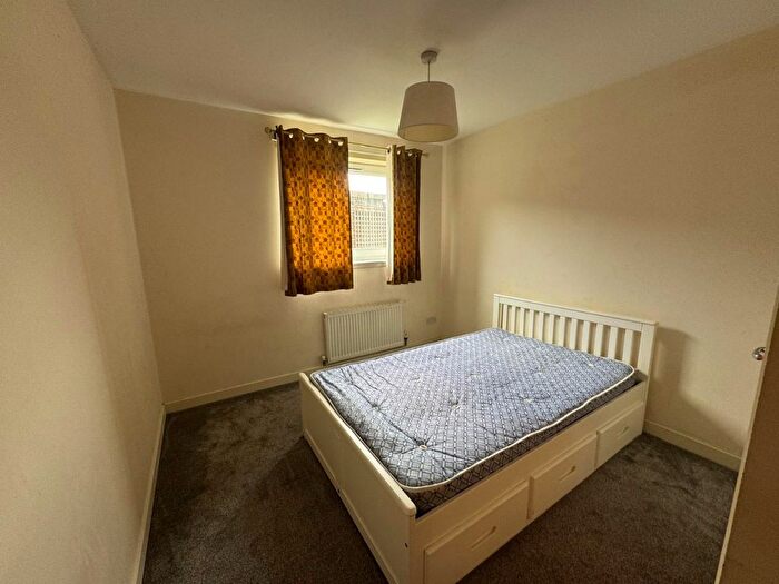 3 Bedroom Flat To Rent In New Mart Place, Edinburgh, EH14