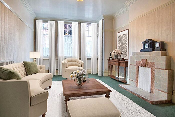 5 Bedroom Semi-Detached House For Sale In Clarendon Park Road, Leicester, LE2