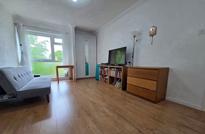 1 Bedroom Flat For Sale In Lyonsdown Road, New Barnet, EN5