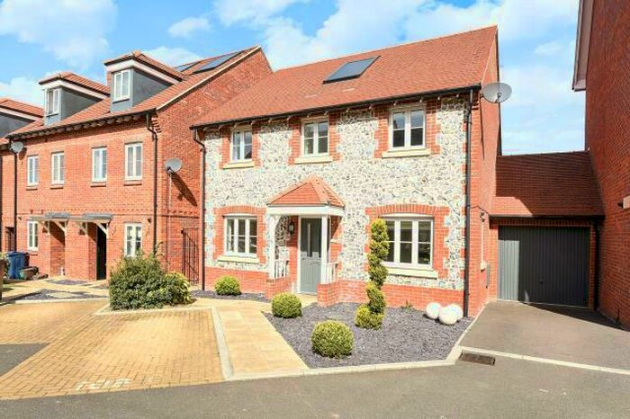 4 Bedroom Link Detached House To Rent In Kingshill, High Wycombe, HP13