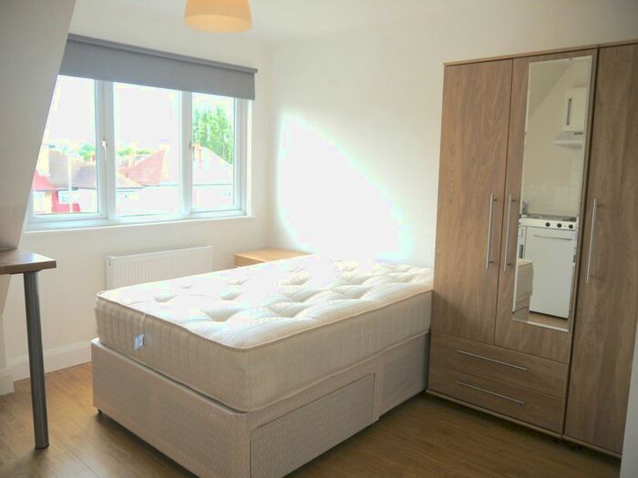 Studio To Rent In Golders Green Road, Golders Green, London, NW11