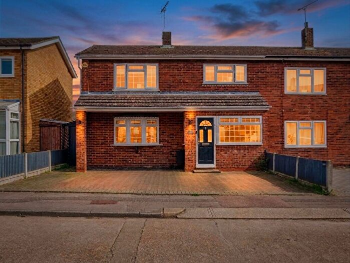 3 Bedroom Semi Detached House For Sale In Devonshire Close, Basildon, SS15