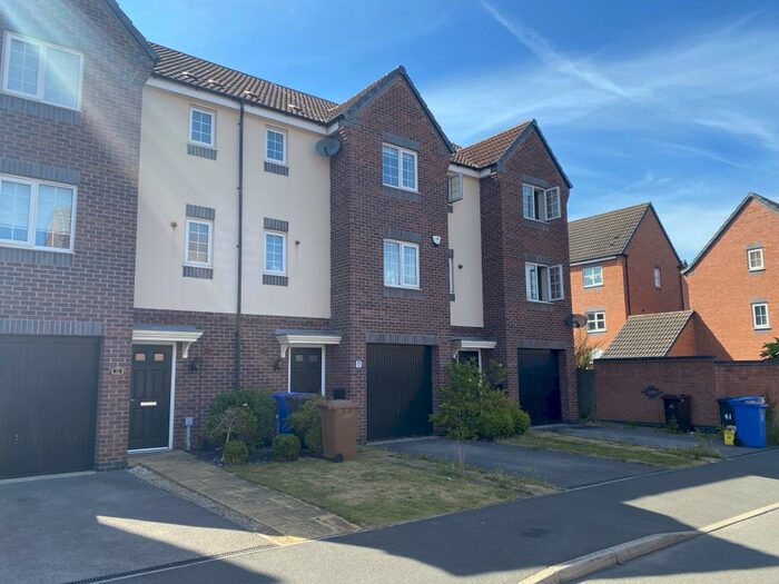4 Bedroom Town House To Rent In Girton Way, Mickleover, Derby, DE3