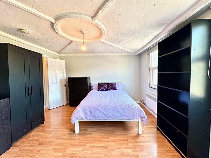 Apartment To Rent In High Road, London, N15