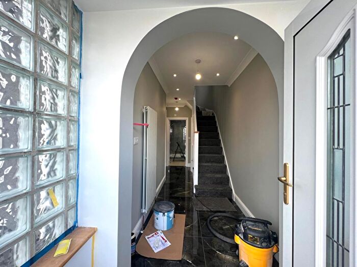 4 Bedroom Semi Detached House To Rent In Hinton Avenue, Hounslow, TW4