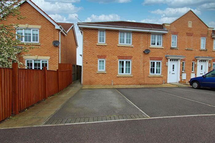 3 Bedroom Town House To Rent In Lincoln Way, North Wingfield, Chesterfield, Derbyshire, S42