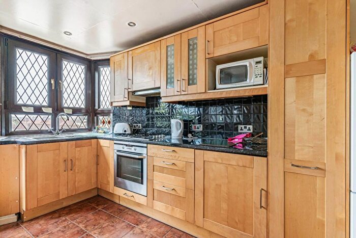 2 Bedroom Flat For Sale In Elmington Estate, London, SE5