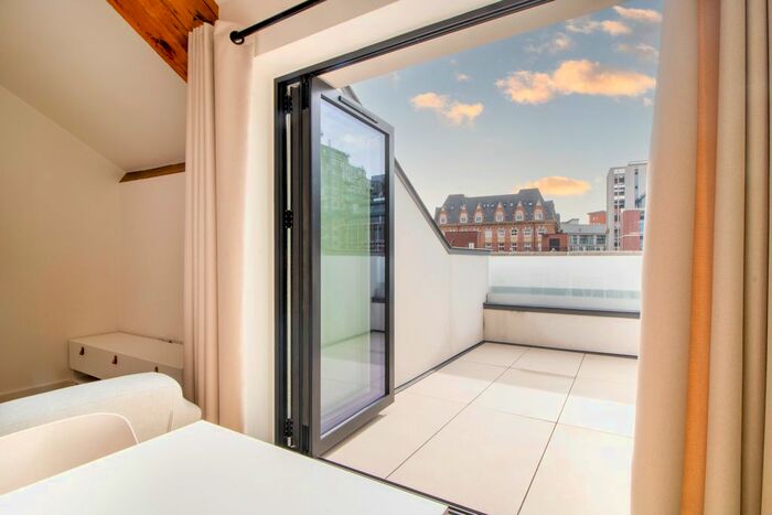 2 Bedroom Flat To Rent In York Place, Leeds, LS1