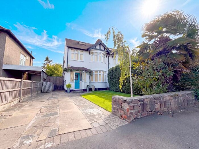 5 Bedroom Semi-Detached House For Sale In Lynton Road, New Malden, KT3