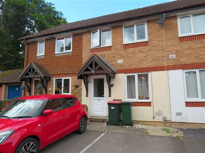 2 Bedroom House To Rent In Chetwood Road, Crawley, RH11