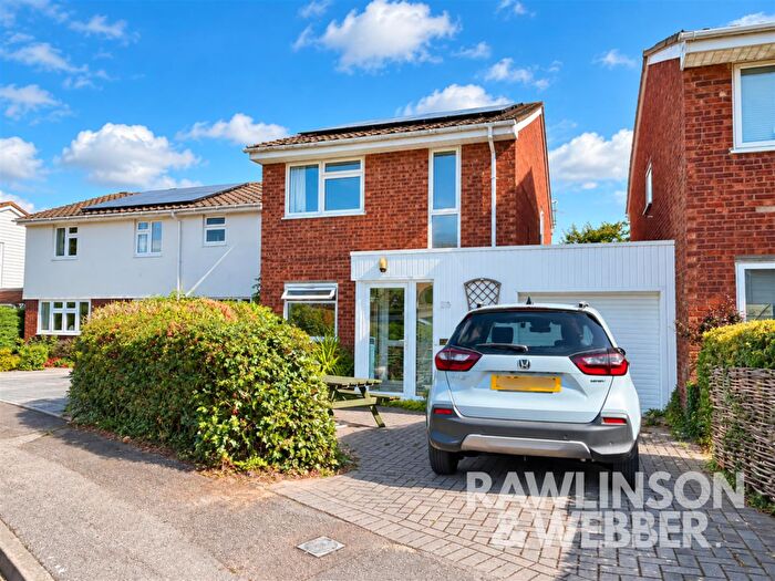4 Bedroom Link Detached House For Sale In Winchilsea Crescent, West Molesey, KT8