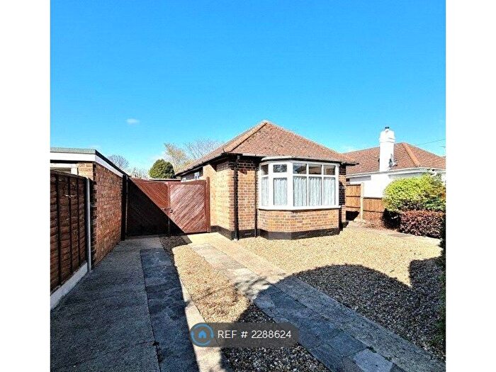 3 Bedroom Bungalow To Rent In Wheatsheaf Lane, Staines-Upon-Thames, TW18
