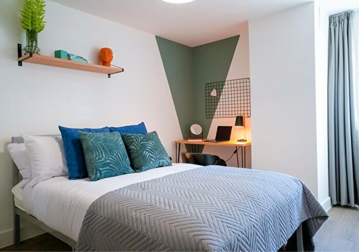 5 Bedroom Flat To Rent In Maine Road, Manchester, M14