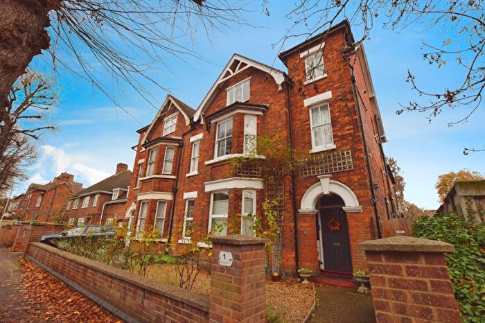 3 Bedroom Flat To Rent In Chaucer Road, Bedford, MK40