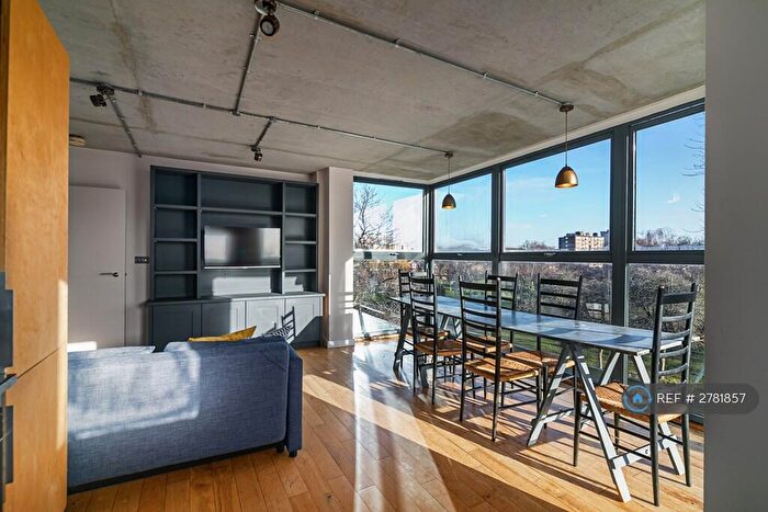 3 Bedroom Flat To Rent In Queensbridge Road, London, E2