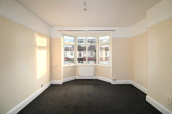 3 Bedroom Flat To Rent In Lower Addiscombe Road, Croydon, London, CR0