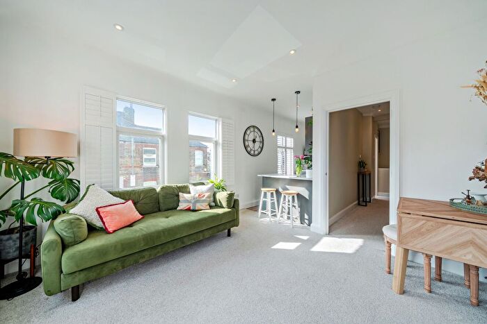 2 Bedroom Maisonette For Sale In Khartoum Road, Tooting, London, SW17