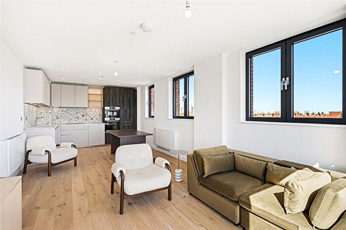 2 Bedroom Flat To Rent In Wilcox Road, London, SW8