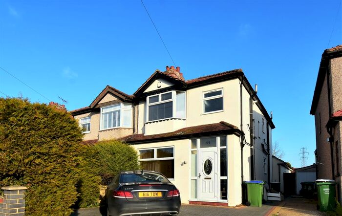 2 Bedroom Flat To Rent In Wellington Avenue, Blackfen, Sidcup DA15