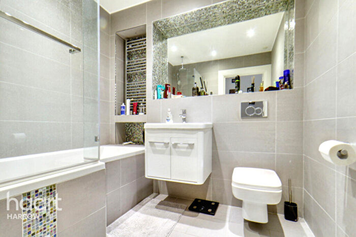 2 Bedroom Apartment For Sale In Cottage Close, Harrow, HA2