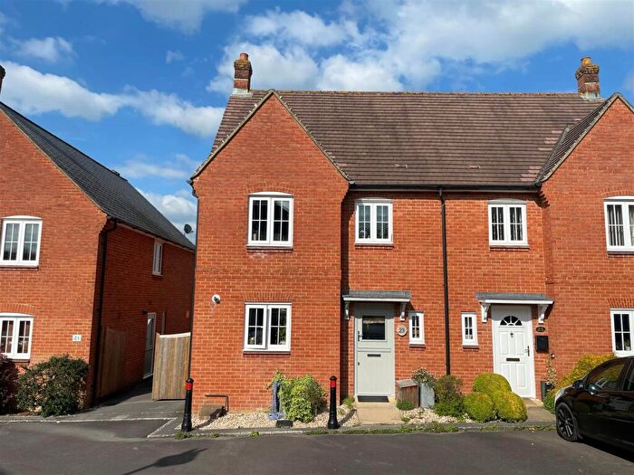 3 Bedroom Semi-Detached House For Sale In Bayfields, Gillingham, SP8
