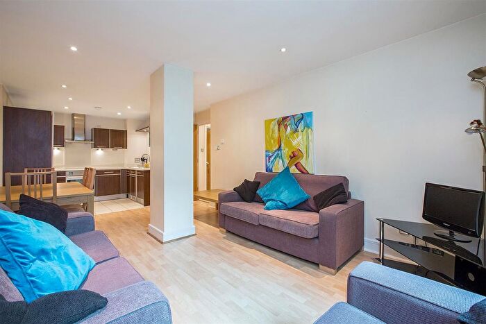 3 Bedroom Flat To Rent In Albert Embankment, Vauxhall, London, SE1