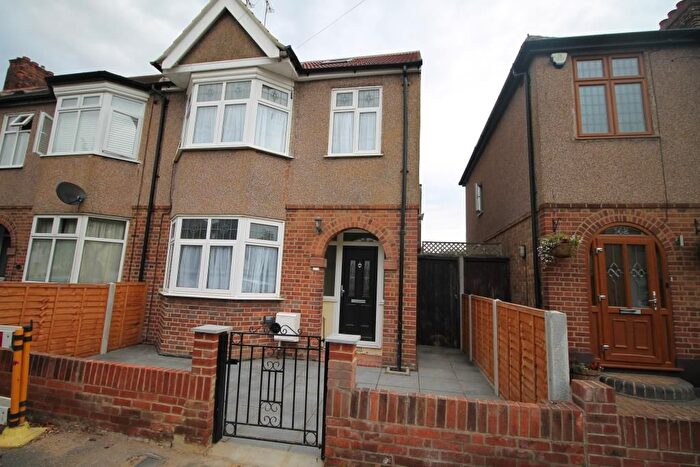 5 Bedroom Semi-Detached House To Rent In Hainault Road, Romford, RM5
