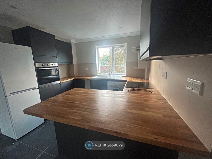 2 Bedroom Flat To Rent In Langelei Court, Kings Langley, WD4