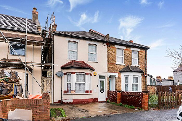 3 Bedroom Semi-Detached House For Sale In Livingstone Road, Thornton Heath, CR7