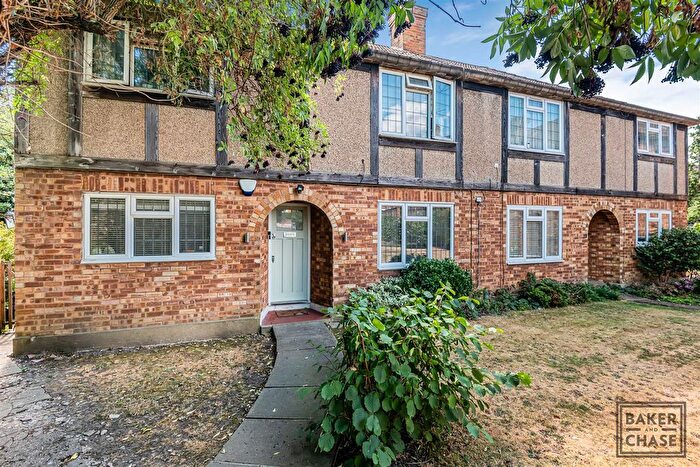 2 Bedroom Maisonette For Sale In Lavender Hill, Enfield, EN2