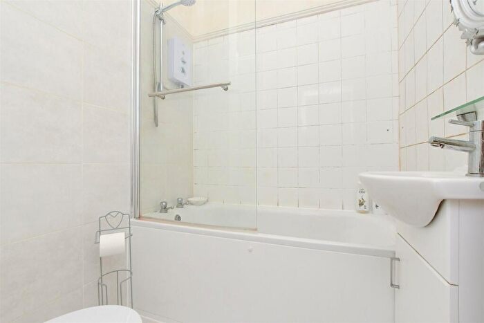 1 Bedroom Flat For Sale In Harestone Valley Road, Caterham, Surrey, CR3