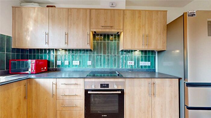 2 Bedroom Flat To Rent In Edward Square, London, SE16