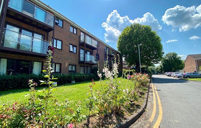 2 Bedroom Flat To Rent In Cardinal Close, Caversham, RG4