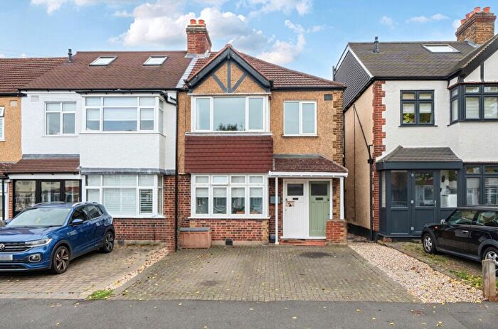 2 Bedroom Ground Maisonette For Sale In Matlock Crescent, Cheam, Sutton, Surrey, SM3
