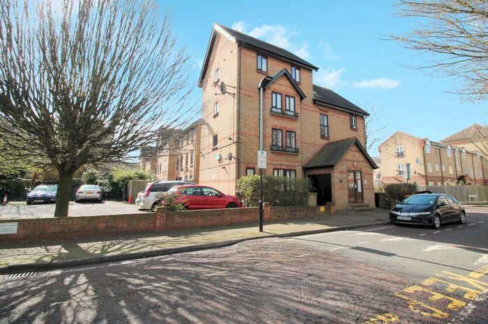 1 Bedroom Flat To Rent In Hallywell Crescent, London, E6