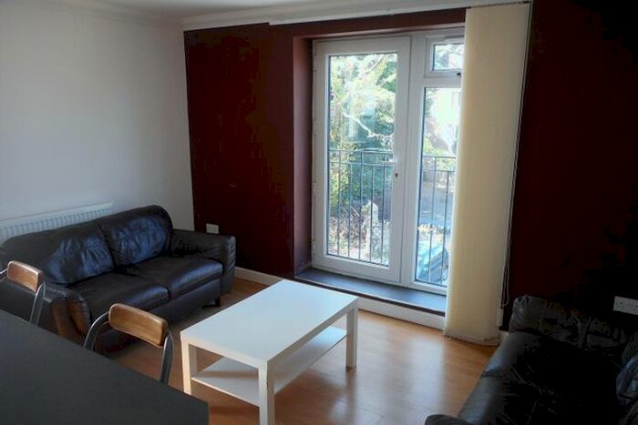 3 Bedroom Flat To Rent In Richmond Road, Cathays, Cardiff, CF24