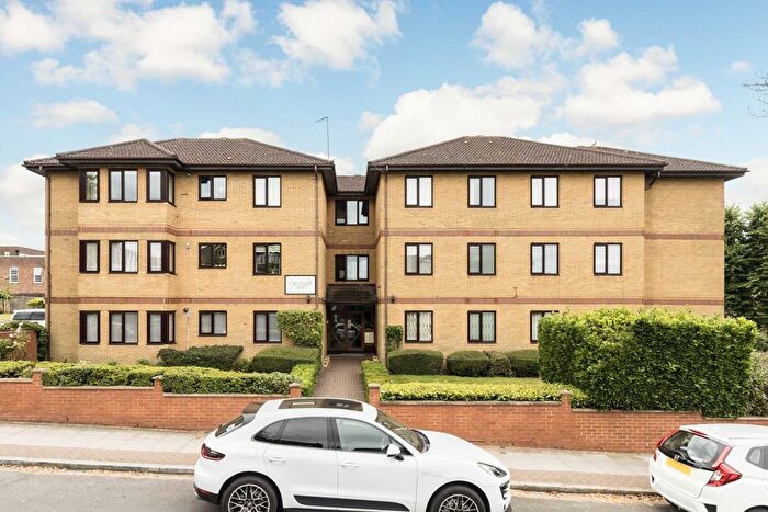 3 Bedroom Flat To Rent In Woodside Park Road, London, N12