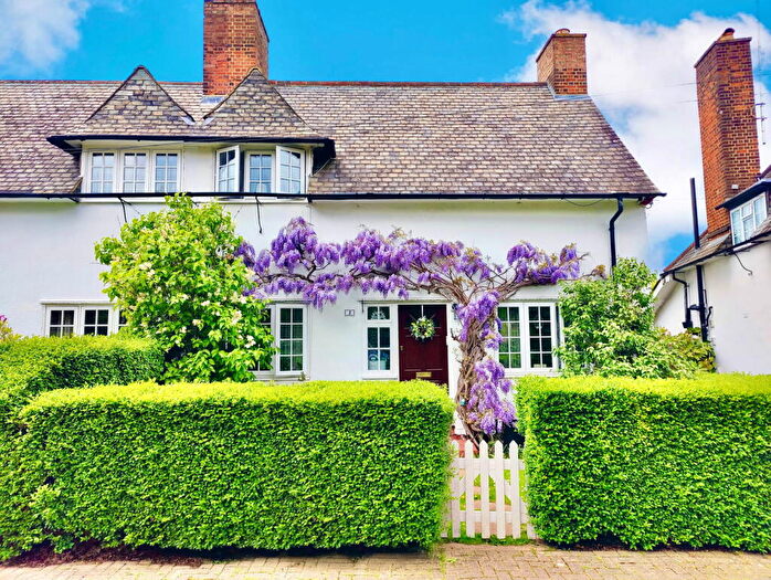 3 Bedroom End Of Terrace House For Sale In Roe End, Kingsbury, London, NW9