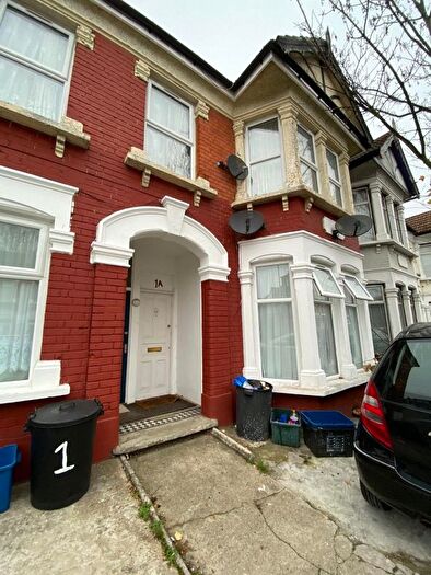 2 Bedroom Flat To Rent In Colenso Road, Ilford, IG2