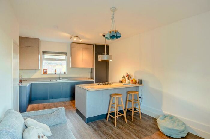 2 Bedroom Flat To Rent In Cemetery Road, London, E7