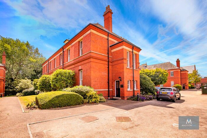 3 Bedroom Flat To Rent In Richmond Drive, Woodford Green, Greater London, IG8