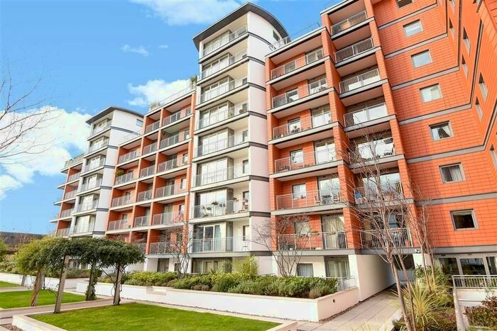 2 Bedroom Flat To Rent In Holland Garden, Kew Bridge, Gunnersbury, Brentford, TW8