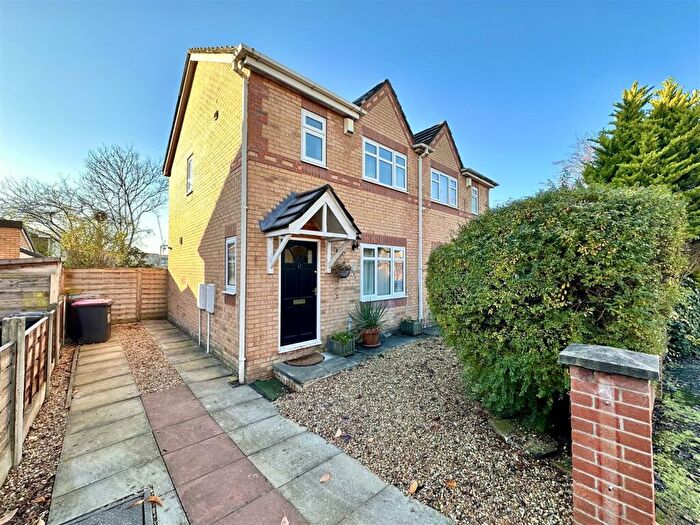3 Bedroom Semi-Detached House To Rent In Whimberry Close, Salford, M5