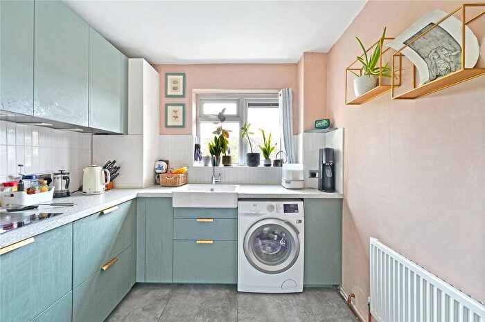 2 Bedroom Flat To Rent In Avon Road, Walthamstow, London, E17